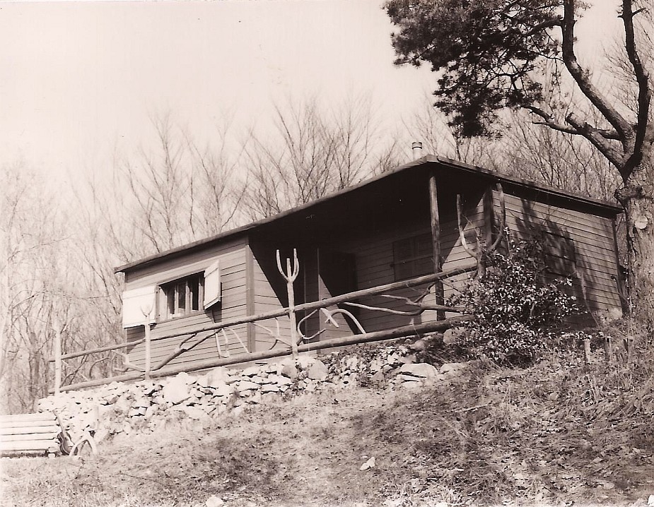 S.T.O., 1964; búda so zábradlím, ktoré postavil Pijan