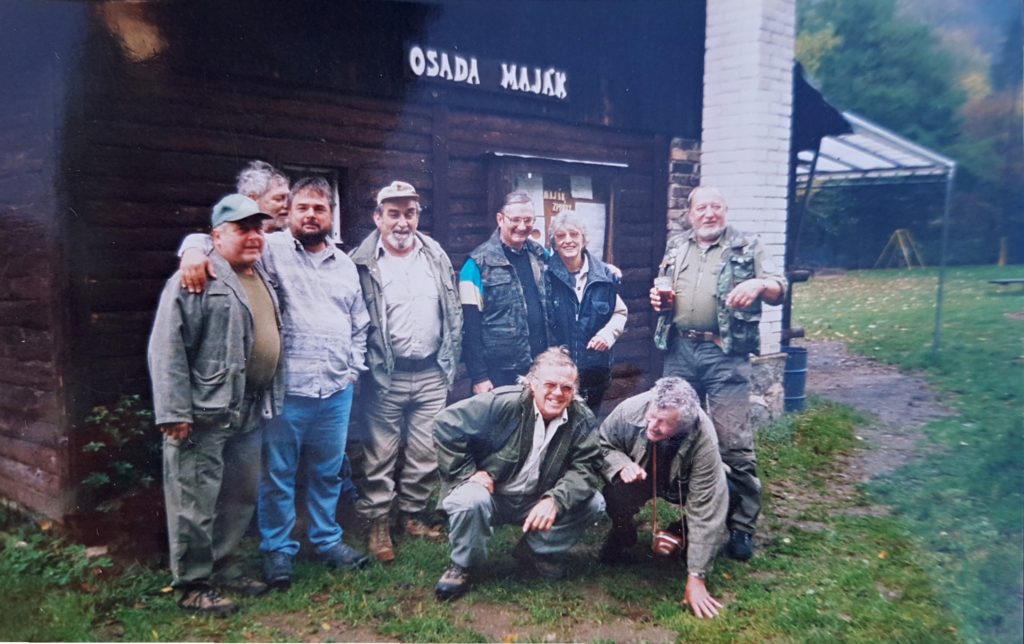 Chata Maják – Kocába 90. roky: sprava hore Havrda, v okuliaroch Pichule z T.O. Mantrap, Papka (s romelkou) + Pipenka (vzadu) z S.T.O.; dole sprava Suchý, vľavo od neho sa usmieva Tóno, obaja z S.T.O.