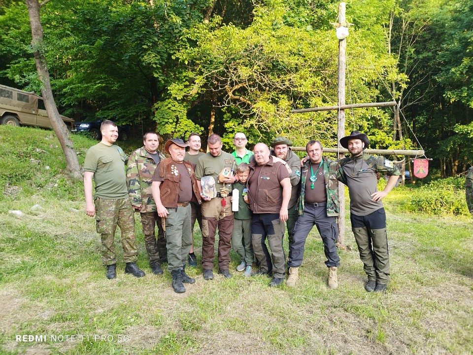 Na fotke zľava: Capko, Fančo, Čičo (vtedajší šerif T.O. Biela hviezda), Hujer, šerif Mliečar (drží placky), Špicka, pred ním malý Tomo, Galko (terajší šerif T.O. Biela hviezda), David a Bobčo (T.O. Biela hviezda), Kocúr Na fotke zľava: Capko, Fančo, Čičo (vtedajší šerif T.O. Biela hviezda), Hujer, šerif Mliečar (drží placky), Špicka, pred ním malý Tomo, Galko (terajší šerif T.O. Biela hviezda), David a Bobčo (T.O. Biela hviezda), Kocúr
